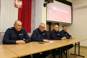 „Bezpieczny senior”- był tematem debaty ewaluacyjnej skierowanej do mieszkańców gminy Gorzyce w powiecie tarnobrzeskim. Podczas spotkania, omówiono zagadnienia dotyczące bezpieczeństwa osób starszych – w jaki sposób unikać zagrożeń, jak postępować z oszustami.