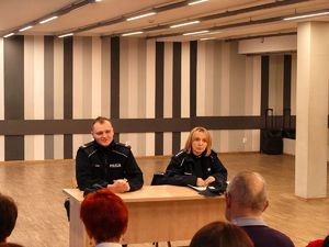 Jak ustrzec się przed oszustami oraz jak ważne jest noszenie elementów odblaskowych - o tym i wielu innych tematach, związanych z bezpieczeństwem, rozmawiali z seniorami dzielnicowi z Nowej Dęby podczas potkań zorganizowanych na terenie gminy.