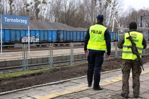 Tarnobrzescy policjanci w dalszym ciągu prowadzą wzmożone kontrole infrastruktury kolejowej na terenie miasta i powiatu. Działania realizowane są w ramach operacji „TOR” i mają na celu zwiększenie bezpieczeństwa oraz zapobieganie ewentualnym zagrożeniom mogącym zakłócić prawidłowe funkcjonowanie ruchu kolejowego.