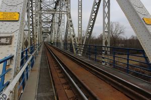 Tarnobrzescy policjanci w dalszym ciągu prowadzą wzmożone kontrole infrastruktury kolejowej na terenie miasta i powiatu. Działania realizowane są w ramach operacji „TOR” i mają na celu zwiększenie bezpieczeństwa oraz zapobieganie ewentualnym zagrożeniom mogącym zakłócić prawidłowe funkcjonowanie ruchu kolejowego.