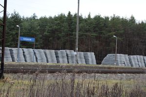 Tarnobrzescy policjanci w dalszym ciągu prowadzą wzmożone kontrole infrastruktury kolejowej na terenie miasta i powiatu. Działania realizowane są w ramach operacji „TOR” i mają na celu zwiększenie bezpieczeństwa oraz zapobieganie ewentualnym zagrożeniom mogącym zakłócić prawidłowe funkcjonowanie ruchu kolejowego.