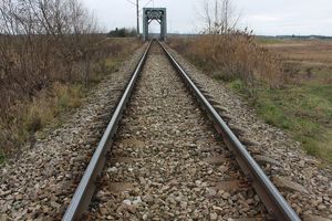 Tarnobrzescy policjanci w dalszym ciągu prowadzą wzmożone kontrole infrastruktury kolejowej na terenie miasta i powiatu. Działania realizowane są w ramach operacji „TOR” i mają na celu zwiększenie bezpieczeństwa oraz zapobieganie ewentualnym zagrożeniom mogącym zakłócić prawidłowe funkcjonowanie ruchu kolejowego.