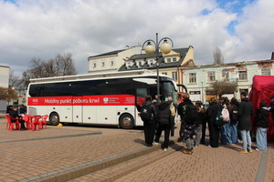 na zdjęciu widoczny autobus - punkt poboru krwi, oraz grupa osób