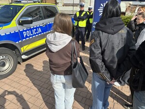 na zdjęciu widoczna grupa osób oraz radiowóz