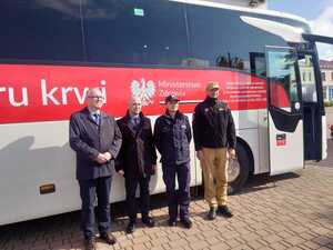 na zdjęciu widoczny punkt pobrań krwi, Prezydent miasta, organizator wydarzenia oraz przedstawiciele służb mundurowych