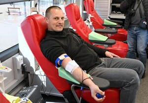 na zdjęciu widoczny mężczyzna oddający krew