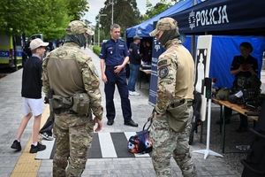 Policjanci oraz odwiedzający policyjne stoiska podczas ćwiczeń SAREX.