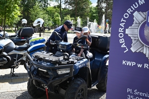 Policjanci oraz odwiedzający policyjne stoiska podczas ćwiczeń SAREX.