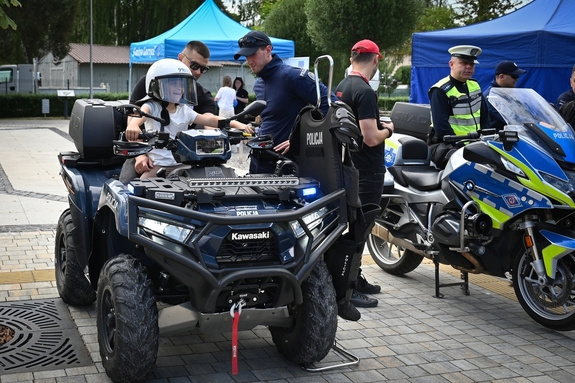 Policjanci oraz odwiedzający policyjne stoiska podczas ćwiczeń SAREX.