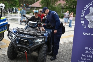 Policjanci oraz odwiedzający policyjne stoiska podczas ćwiczeń SAREX.