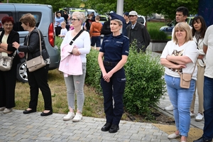 Policjanci oraz odwiedzający policyjne stoiska podczas ćwiczeń SAREX.