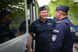 Policjanci oraz odwiedzający policyjne stoiska podczas ćwiczeń SAREX.