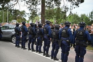 Policjanci oraz odwiedzający policyjne stoiska podczas ćwiczeń SAREX.
