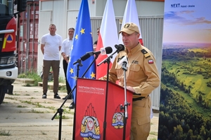Policjanci podczas inauguracji kampanii „Kręci mnie bezpieczeństwo w lecie” nad Jeziorem Tarnobrzeskim