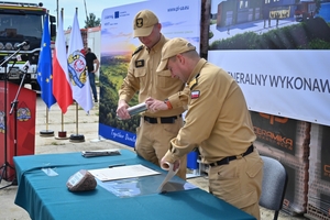Policjanci podczas inauguracji kampanii „Kręci mnie bezpieczeństwo w lecie” nad Jeziorem Tarnobrzeskim