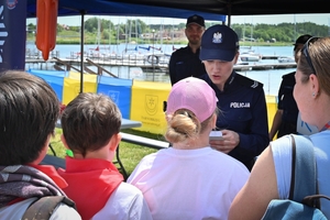 Policjanci podczas inauguracji kampanii „Kręci mnie bezpieczeństwo w lecie” nad Jeziorem Tarnobrzeskim.
