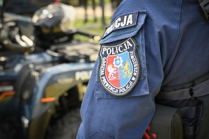 Policjanci podczas inauguracji kampanii „Kręci mnie bezpieczeństwo w lecie” nad Jeziorem Tarnobrzeskim.