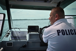 Policjanci podczas inauguracji kampanii „Kręci mnie bezpieczeństwo w lecie” nad Jeziorem Tarnobrzeskim.