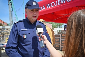 Komendant Wojewódzki Policji w Rzeszowie udziela wywiadu lokalnej telewizji